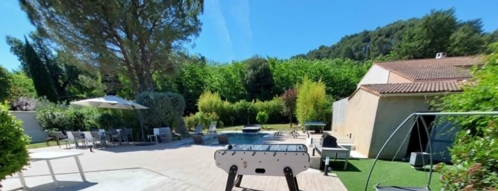 bastide masteli provence baby-foot piscine grand jardin luxe, confortable, grande terrasse, grand terrain, pool-house